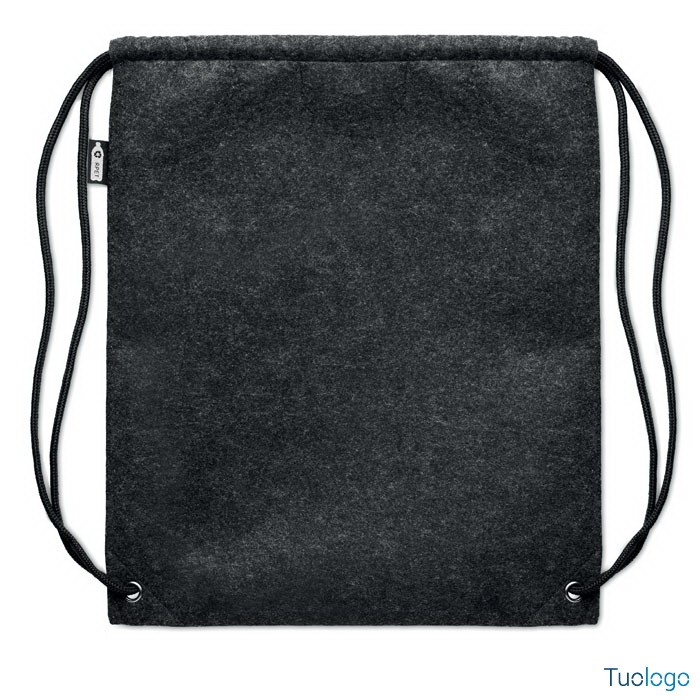 Zainetto nero con cordini, su sfondo bianco