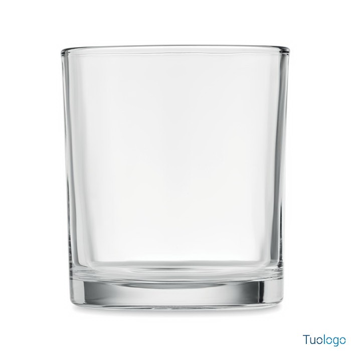 Bicchiere in vetro su sfondo bianco