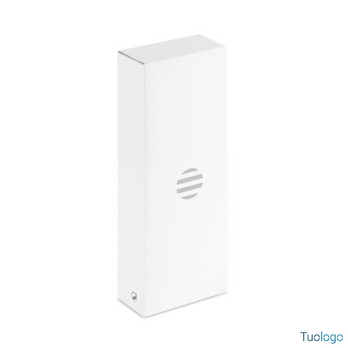 Scatola bianca su sfondo bianco