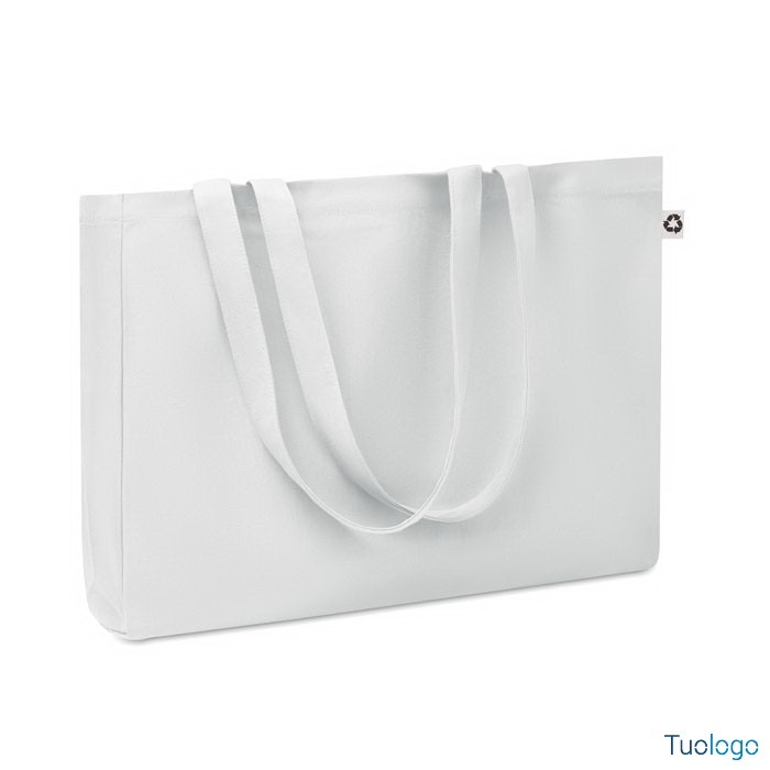 Shopper in tela bianca con manici lunghi, su sfondo bianco