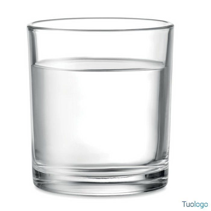 Bicchiere in vetro su sfondo bianco