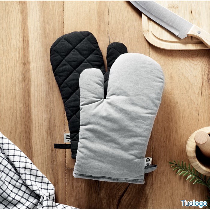 Due guanti da forno, uno nero e l