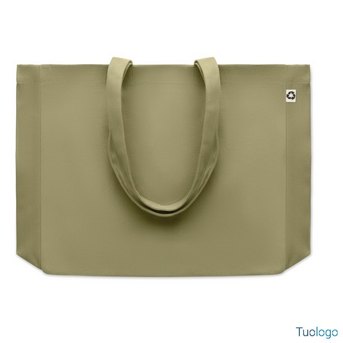 Shopper in tela beige con manici lunghi, su sfondo bianco
