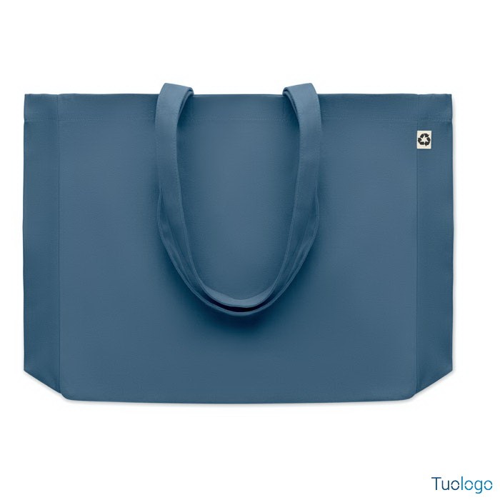 Shopper in tela blu con manici lunghi, su sfondo bianco