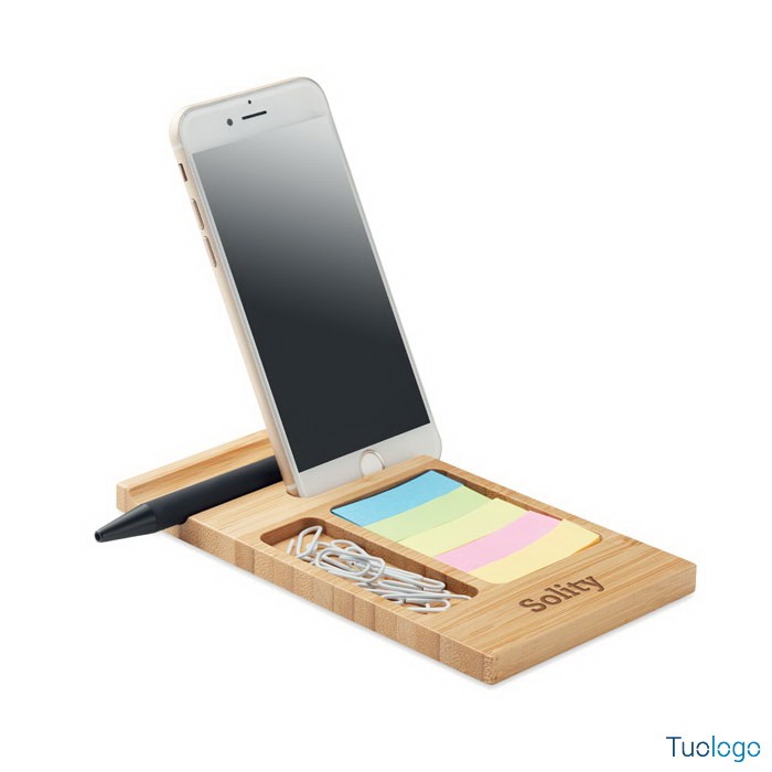 Supporto smartphone in legno, con appoggiato smartphone, con graffette e segnapagina colorati, su sfondo bianco