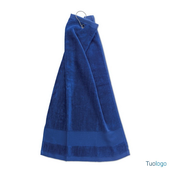 Asciugamano da golf blu con foro di rame e anello, su sfondo bianco