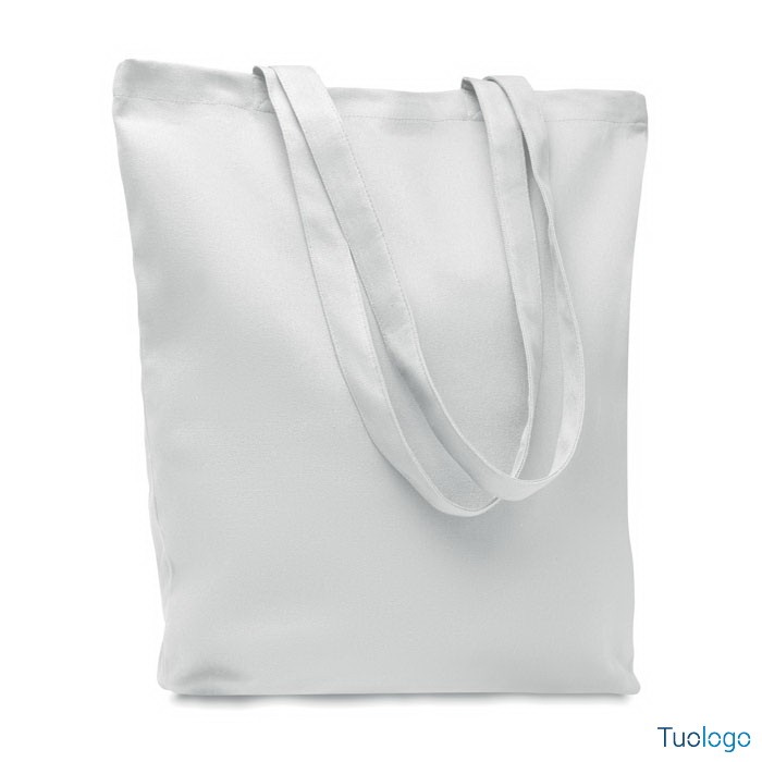 Shopper bianca con manici lunghi, su sfondo bianco