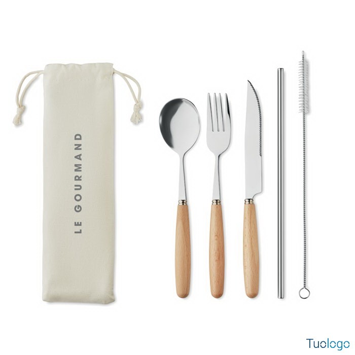Coltello, forchetta, cucchiaio, cannuccia e spazzola in acciaio vicino custodia in tela con cordini
