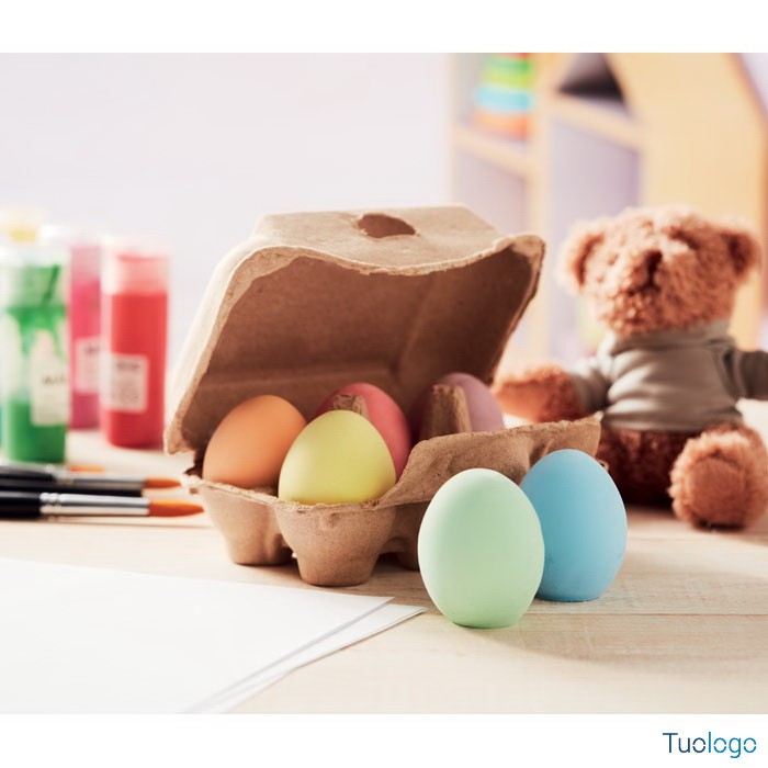 Gessi a forma di uova in sei colori diversi, dentro confezione in cartoncino su tavolo