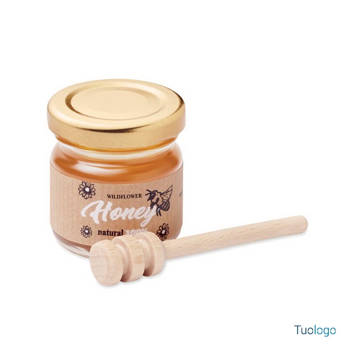 Vasetto di vetro con etichetta personalizzata e posata in legno, su sfondo bianco