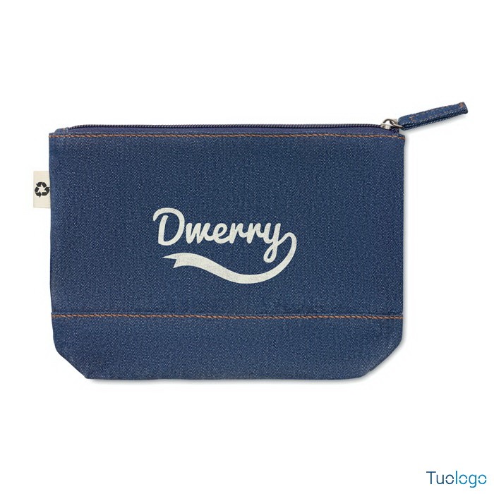Trousse color jeans con logo bianco, con cerniera, su sfondo bianco