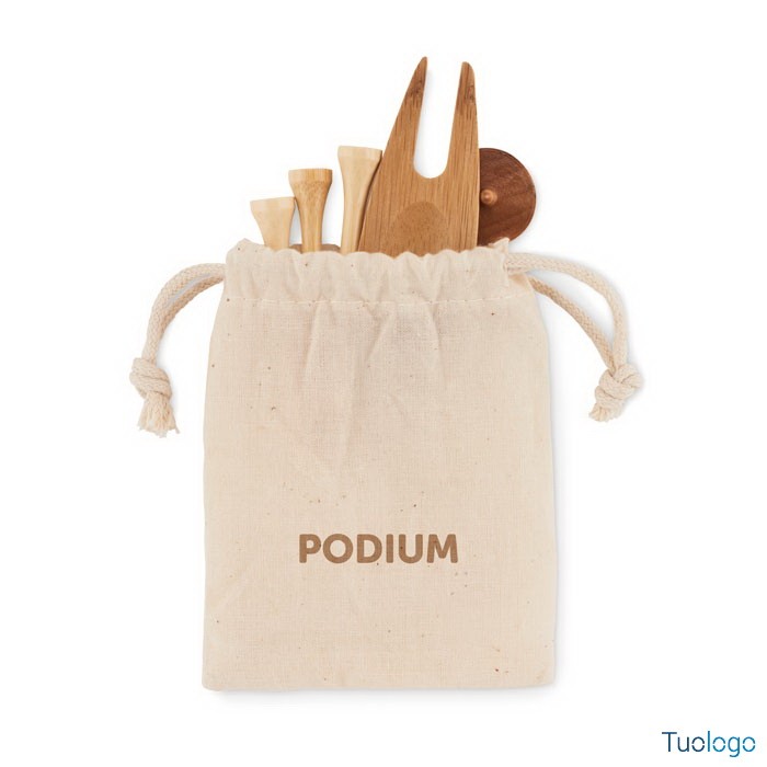 Sacca in cotone con dentro 3 tee, un divot e due marcatori, su sfondo bianco