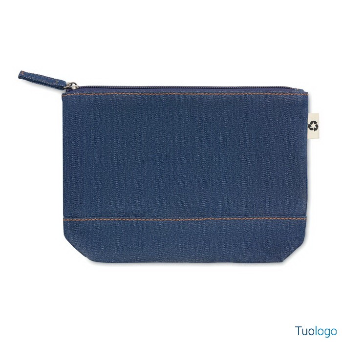 Trousse color jeans con cerniera, su sfondo bianco