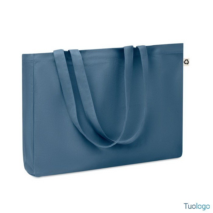 Shopper in tela blu con manici lunghi, su sfondo bianco