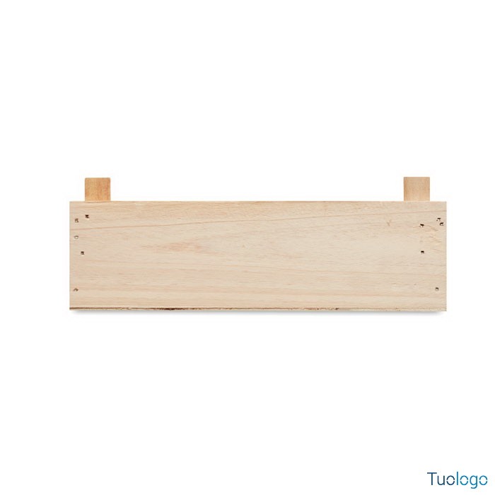 Cassa di legno su sfondo bianco