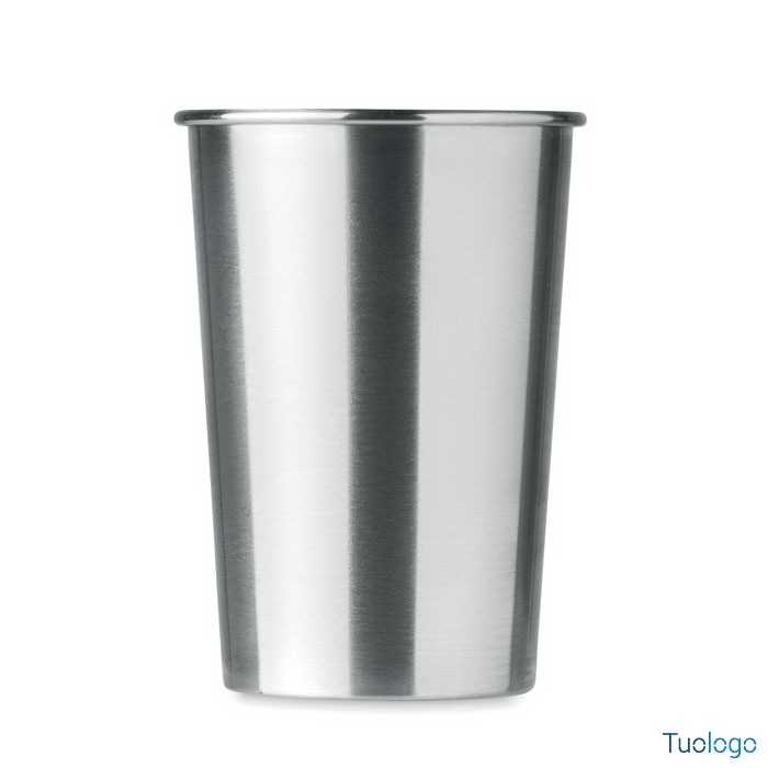 Tazza in acciaio su sfondo bianco