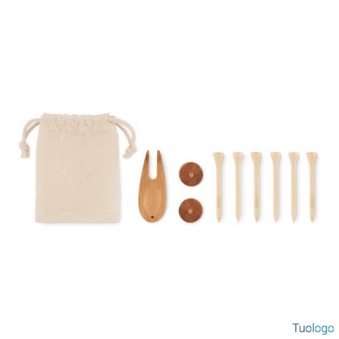 Sei tee per il golf, un divot, due marcatori e sacca in cotone su sfondo bianco