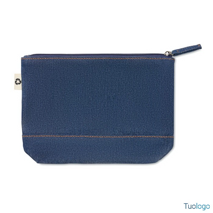 Trousse color jeans con cerniera, su sfondo bianco