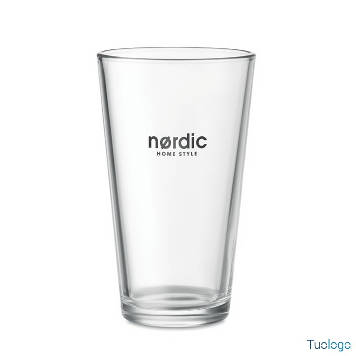 Bicchiere di vetro con logo nero, su sfondo bianco