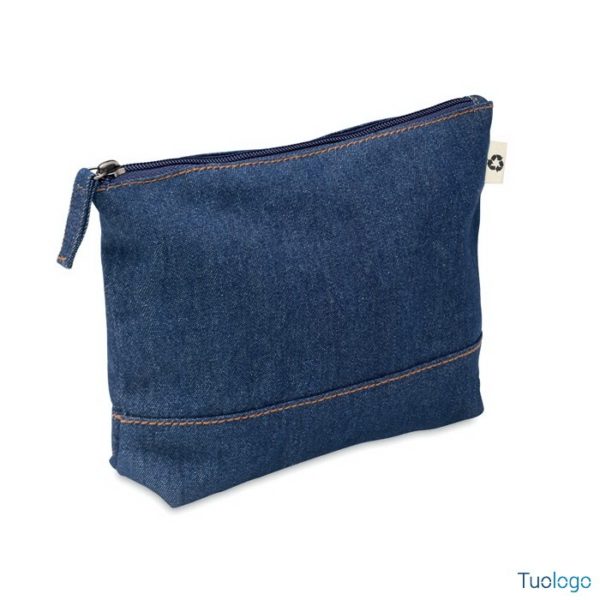 Trousse color jeans con cerniera, su sfondo bianco