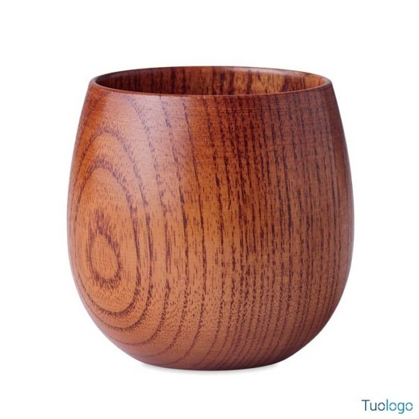 Tazza in legno di quercia su sfondo bianco