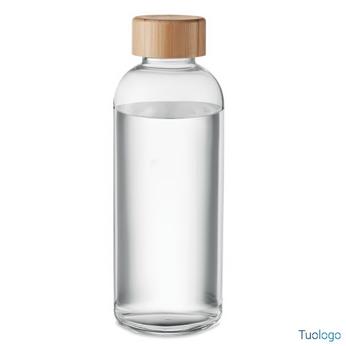 Bottiglia in vetro con tappo in bamboo su sfondo bianco
