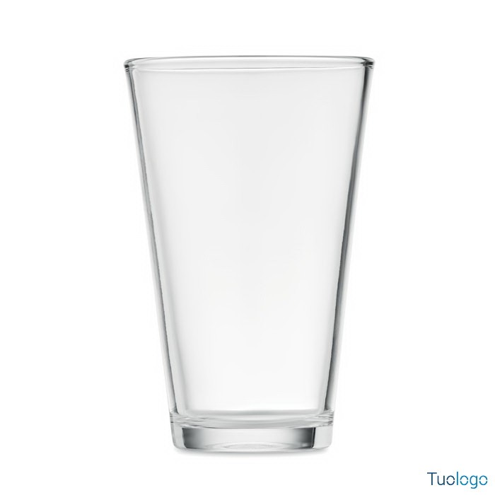 Bicchiere di vetro su sfondo bianco