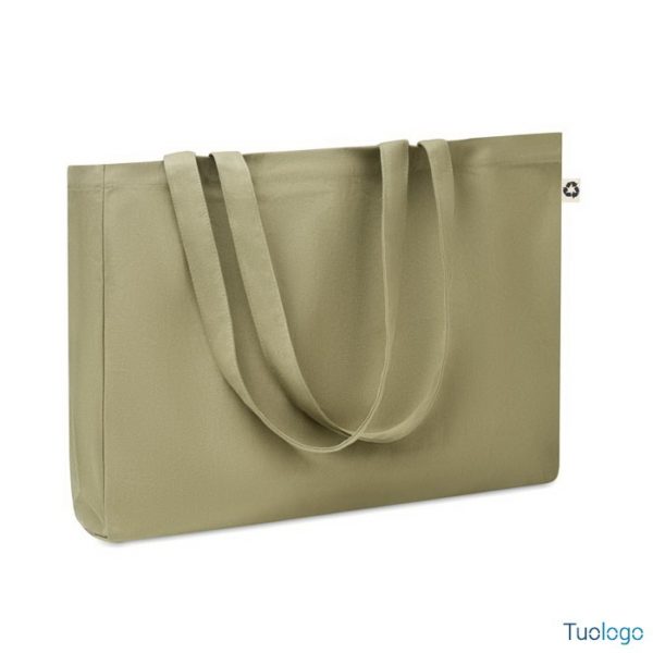 Shopper in tela beige con manici lunghi, su sfondo bianco