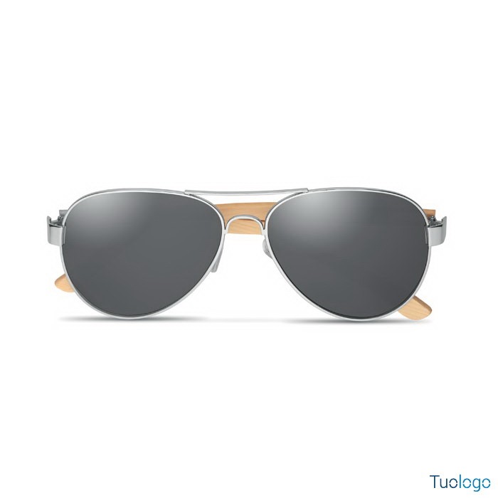 Occhiali da sole con stanghette in bamboo, su sfondo bianco