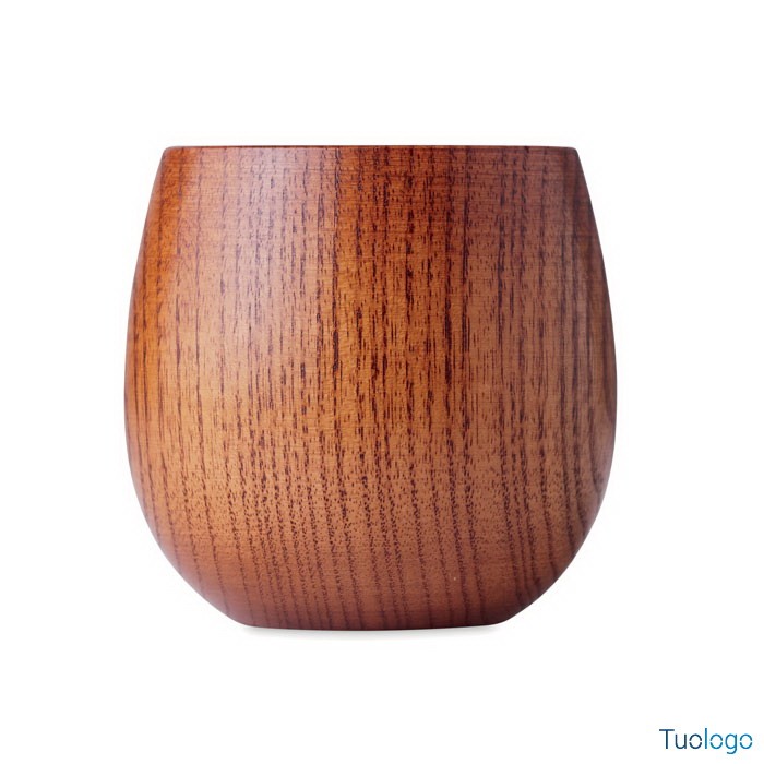Tazza in legno di quercia su sfondo bianco