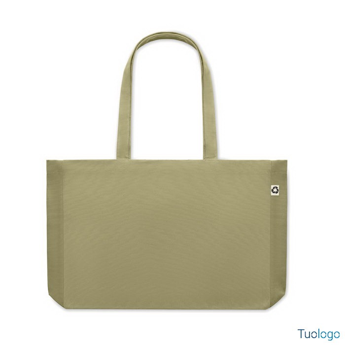 Shopper in tela verde con manici lunghi, su sfondo bianco
