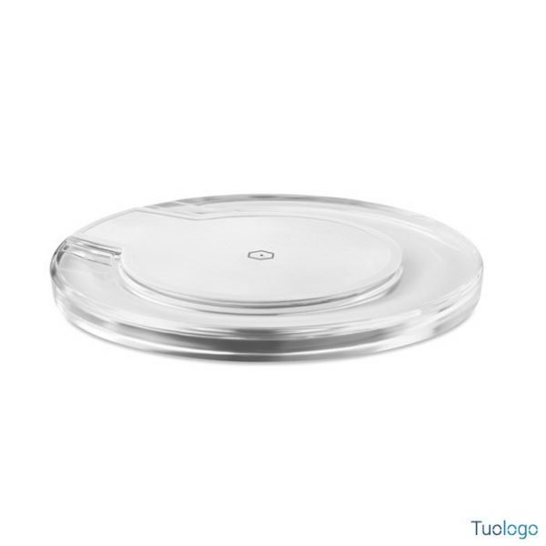 Caricatore wireless rotondo su sfondo bianco