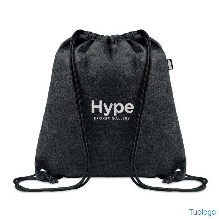 Zainetto nero, con logo bianco, con cordini, su sfondo bianco