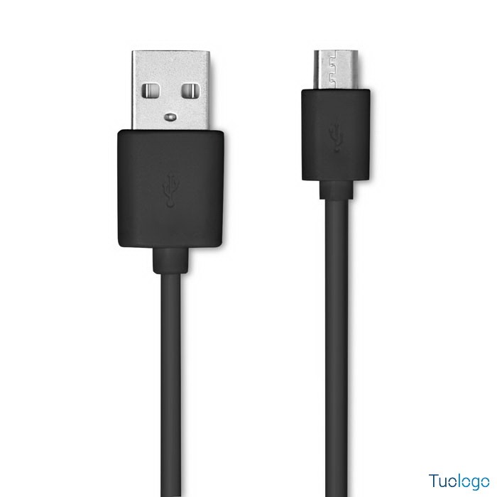 Cavo usb su sfondo bianco