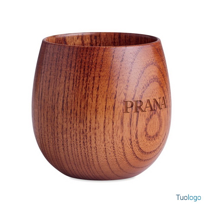 Tazza in legno di quercia, con logo, su sfondo bianco