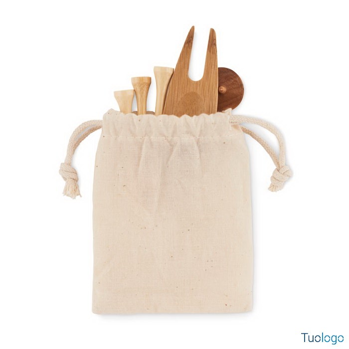 Sacca in cotone con dentro 3 tee, un divot e due marcatori, su sfondo bianco