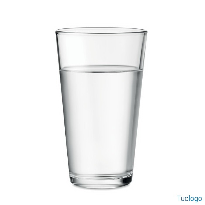 Bicchiere di vetro su sfondo bianco