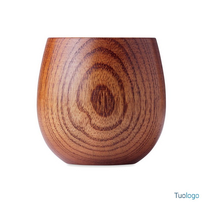 Tazza in legno di quercia su sfondo bianco