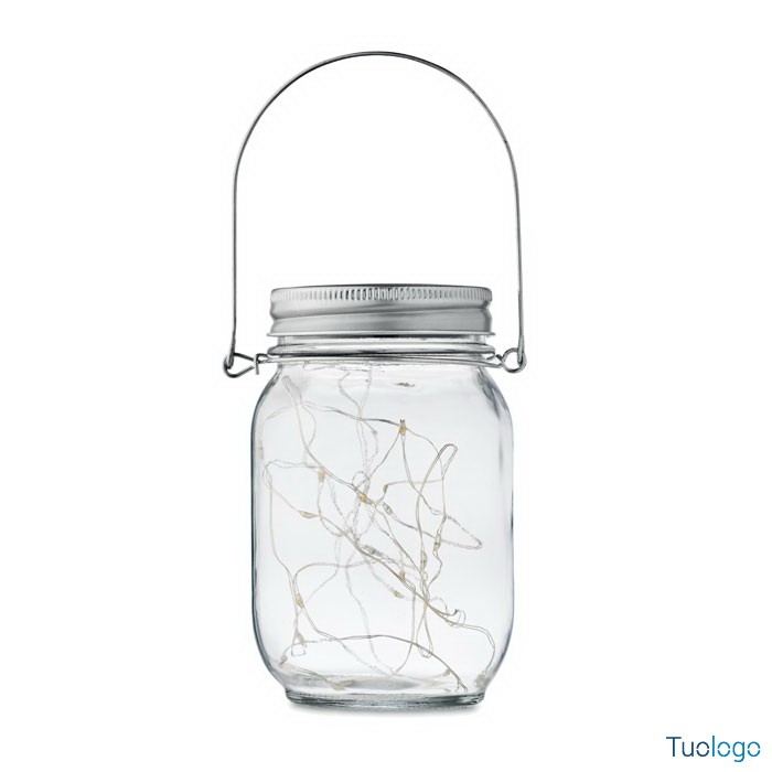 Lampada solare a forma di barattolo di vetro con tappo, su sfondo bianco