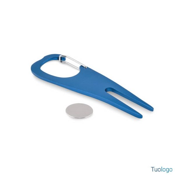 Divot blu con marcatore di palline, su sfondo bianco