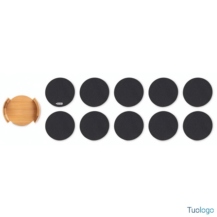 Dieci sottobicchieri in feltro vicino a confezione rotonda in bamboo