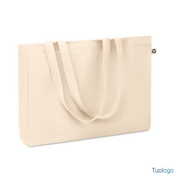 Shopper in tela bianca con manici lunghi, su sfondo bianco