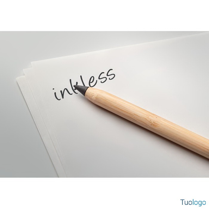 Penna in Bamboo sopra foglio di carta