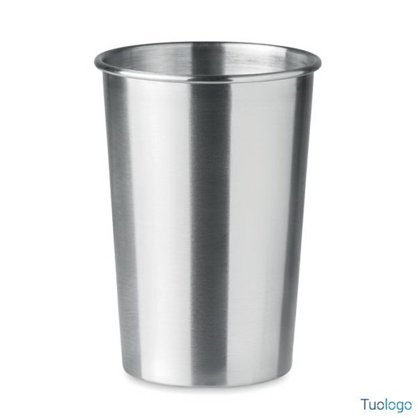 Tazza in acciaio su sfondo bianco
