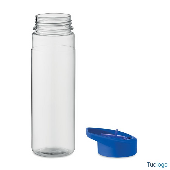 Borraccia trasparente con tappo blu aperto con beccuccio, su sfondo bianco