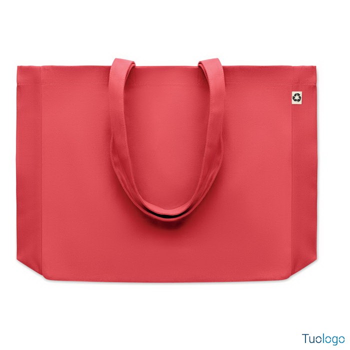 Shopper in tela rosa con manici lunghi, su sfondo bianco