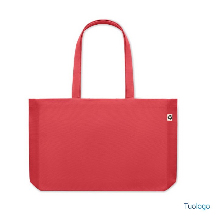 Shopper in tela rosa con manici lunghi, su sfondo bianco