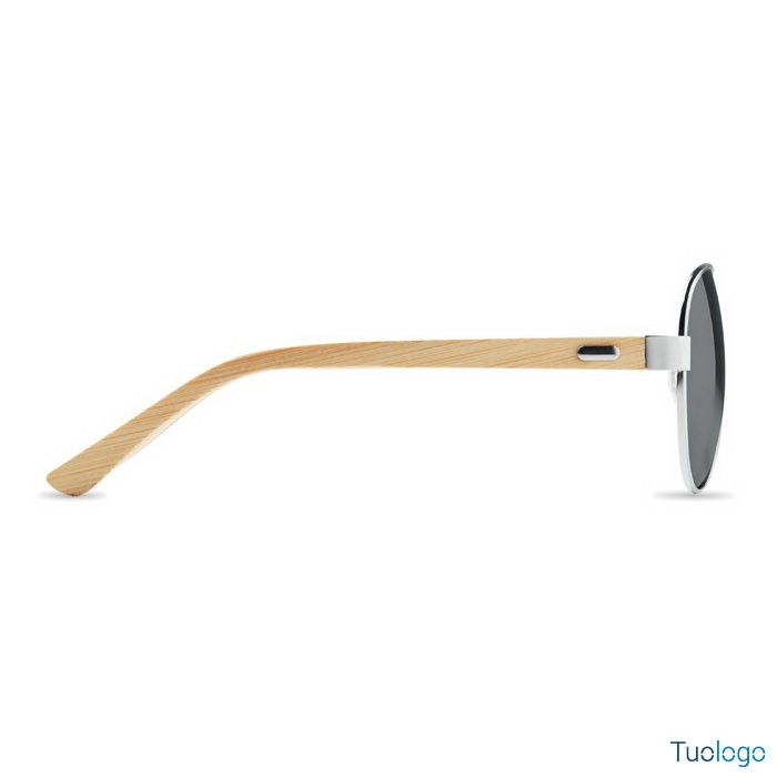 Occhiali da sole con stanghette in bamboo, su sfondo bianco