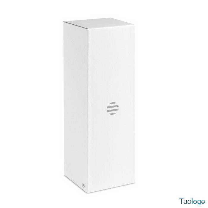 Scatola in cartone bianco su sfondo bianco