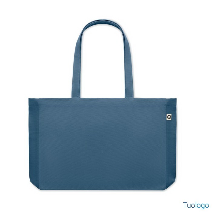 Shopper in tela blu con manici lunghi, su sfondo bianco
